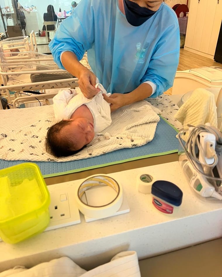 Newbubs 学员在护理中心实习，为真实的新生儿包裹衣物