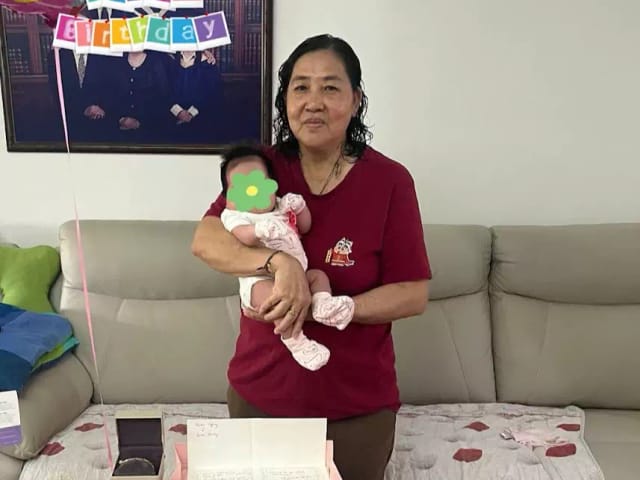 Newbubs 月嫂抱着新生宝宝