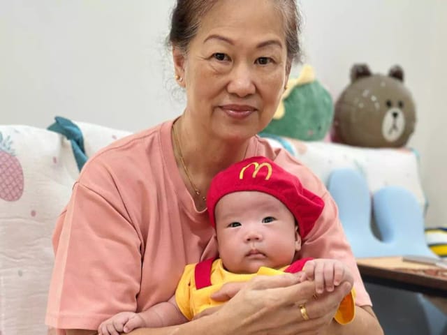 Newbubs 月嫂与宝宝在客户家中
